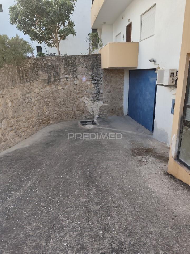 Oportunidade em quarteira – armazém com possibilidade de loja adicional