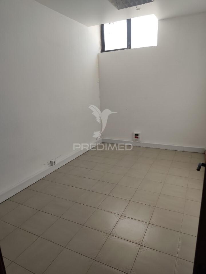 Oportunidade em quarteira – armazém com possibilidade de loja adicional