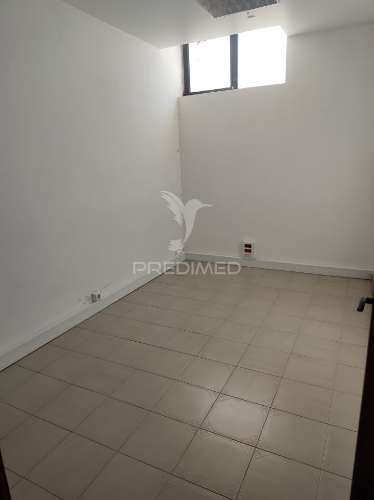 Oportunidade em quarteira – armazém com possibilidade de loja adicional