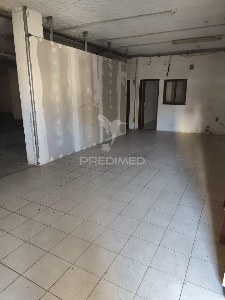 Oportunidade em quarteira – armazém com possibilidade de loja adicional