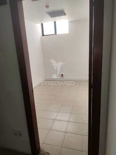 Oportunidade em quarteira – armazém com possibilidade de loja adicional