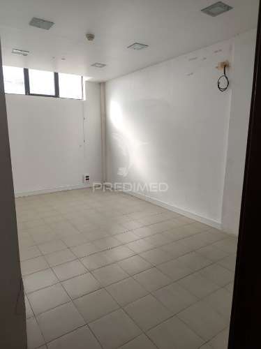 Oportunidade em quarteira – armazém com possibilidade de loja adicional