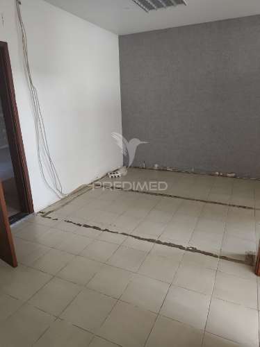 Oportunidade em quarteira – armazém com possibilidade de loja adicional