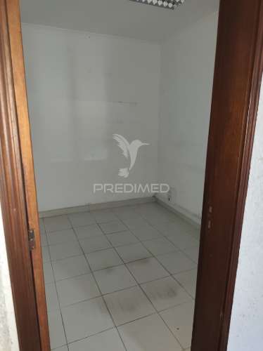 Oportunidade em quarteira – armazém com possibilidade de loja adicional