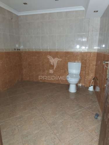 Oportunidade em quarteira – armazém com possibilidade de loja adicional