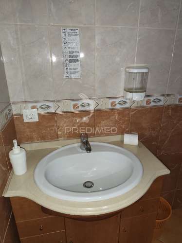 Oportunidade em quarteira – armazém com possibilidade de loja adicional