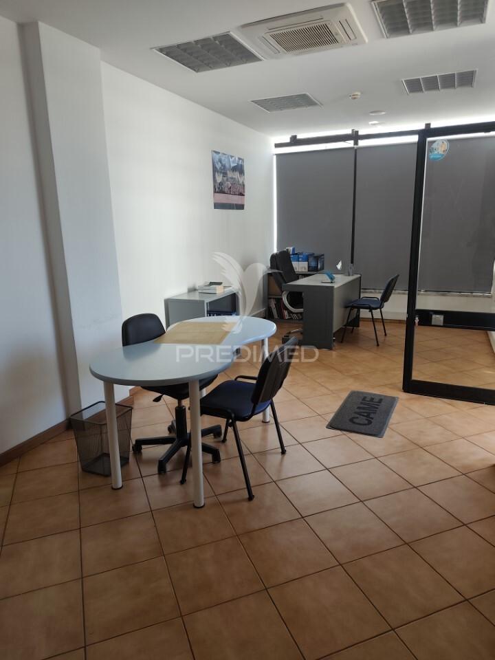 Quarteira -loja destinada a comércio e serviços