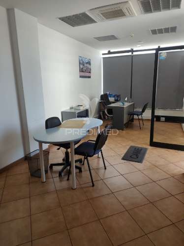 Quarteira -loja destinada a comércio e serviços