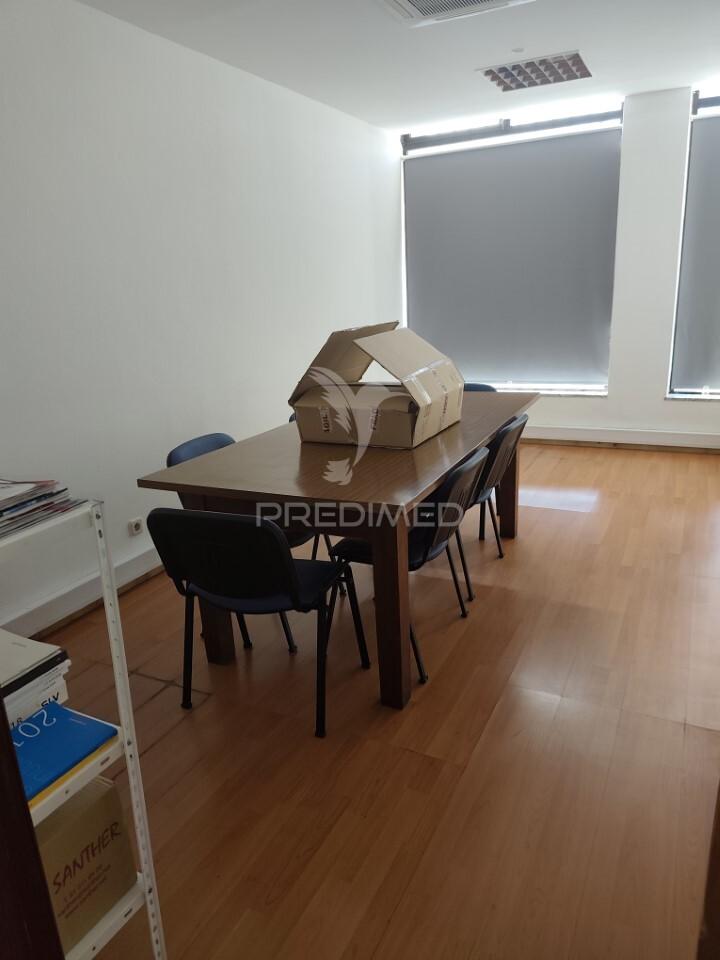 Quarteira -loja destinada a comércio e serviços