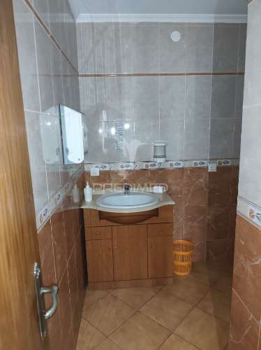 Quarteira -loja destinada a comércio e serviços