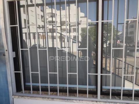 Quarteira -loja destinada a comércio e serviços