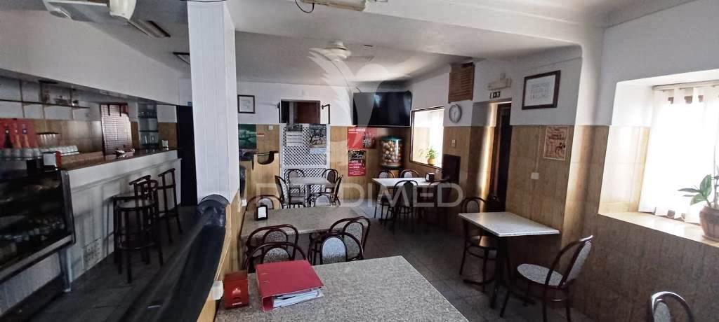 Prédio urbano para habitação e serviços