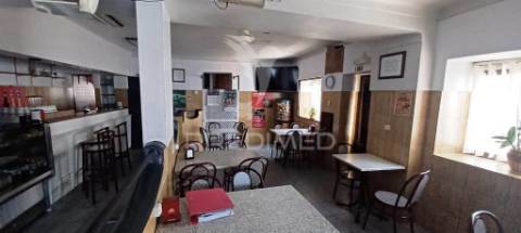 Prédio urbano para habitação e serviços