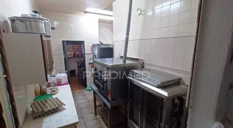 Prédio urbano para habitação e serviços