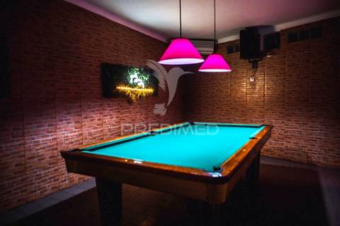 Prédio urbano para habitação e serviços