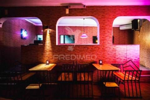 Prédio urbano para habitação e serviços