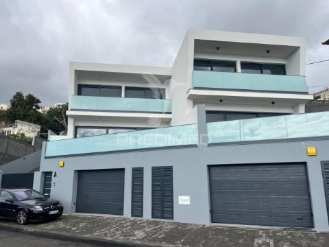 Moradia geminada t3 com vista panoramica para o funchal.