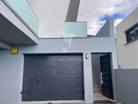 Moradia geminada t3 com vista panoramica para o funchal.