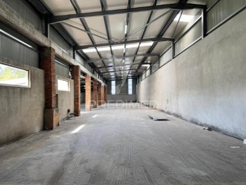 Armazém com licença industrial em excelente localização