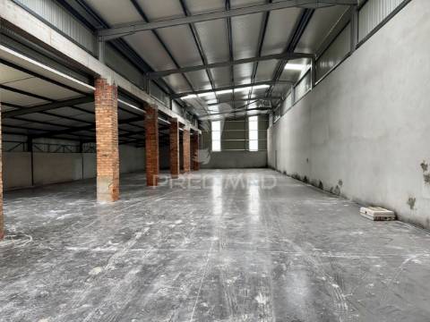 Armazém com licença industrial em excelente localização