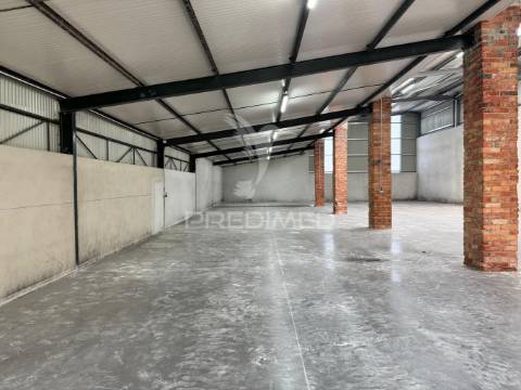 Armazém com licença industrial em excelente localização