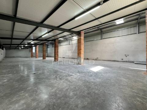 Armazém com licença industrial em excelente localização