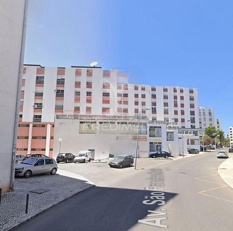 Arrenda se box s .francisco xavier /setúbal