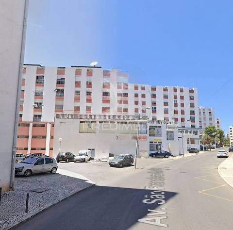 Arrenda se box s .francisco xavier /setúbal