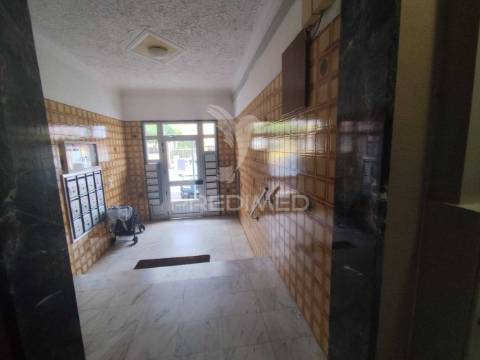 Apartamento t1 para restauro – oportunidade de investimento | cruz de pau, seixal