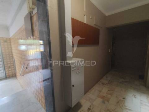 Apartamento t1 para restauro – oportunidade de investimento | cruz de pau, seixal