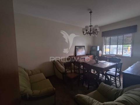 Apartamento t1 para restauro – oportunidade de investimento | cruz de pau, seixal