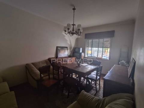 Apartamento t1 para restauro – oportunidade de investimento | cruz de pau, seixal