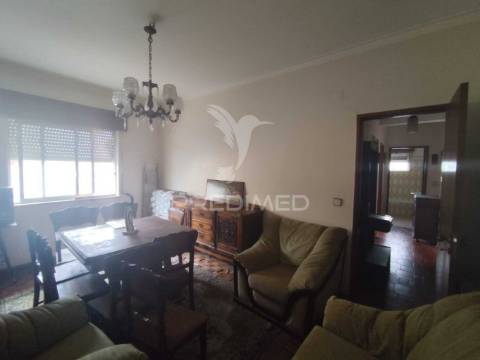 Apartamento t1 para restauro – oportunidade de investimento | cruz de pau, seixal