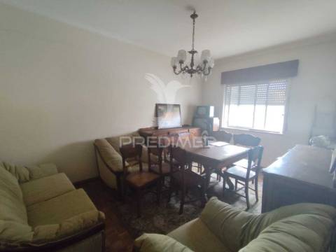 Apartamento t1 para restauro – oportunidade de investimento | cruz de pau, seixal