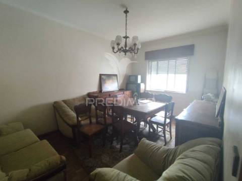 Apartamento t1 para restauro – oportunidade de investimento | cruz de pau, seixal