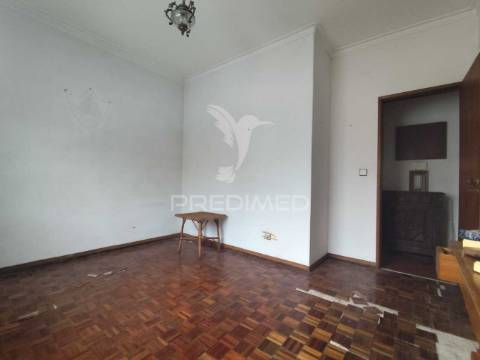 Apartamento t1 para restauro – oportunidade de investimento | cruz de pau, seixal