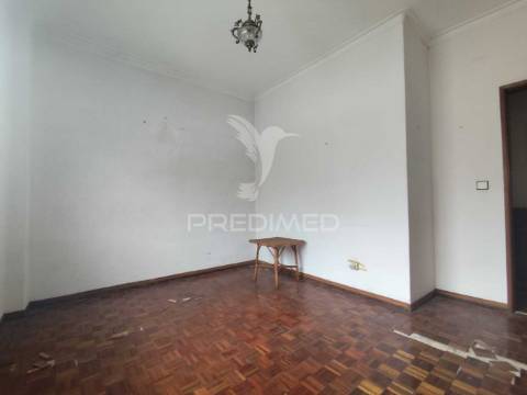 Apartamento t1 para restauro – oportunidade de investimento | cruz de pau, seixal