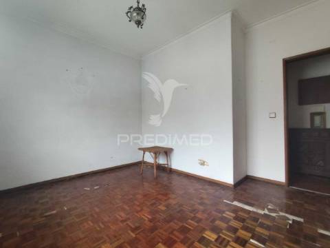 Apartamento t1 para restauro – oportunidade de investimento | cruz de pau, seixal