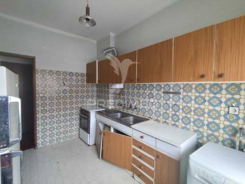 Apartamento t1 para restauro – oportunidade de investimento | cruz de pau, seixal