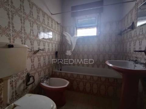 Apartamento t1 para restauro – oportunidade de investimento | cruz de pau, seixal