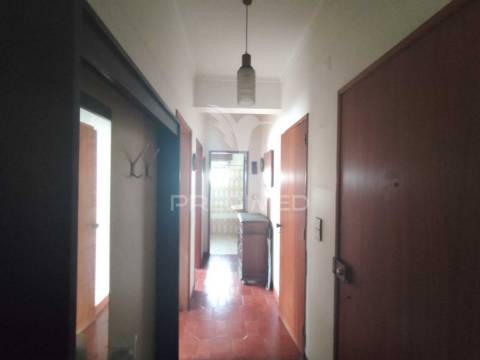 Apartamento t1 para restauro – oportunidade de investimento | cruz de pau, seixal