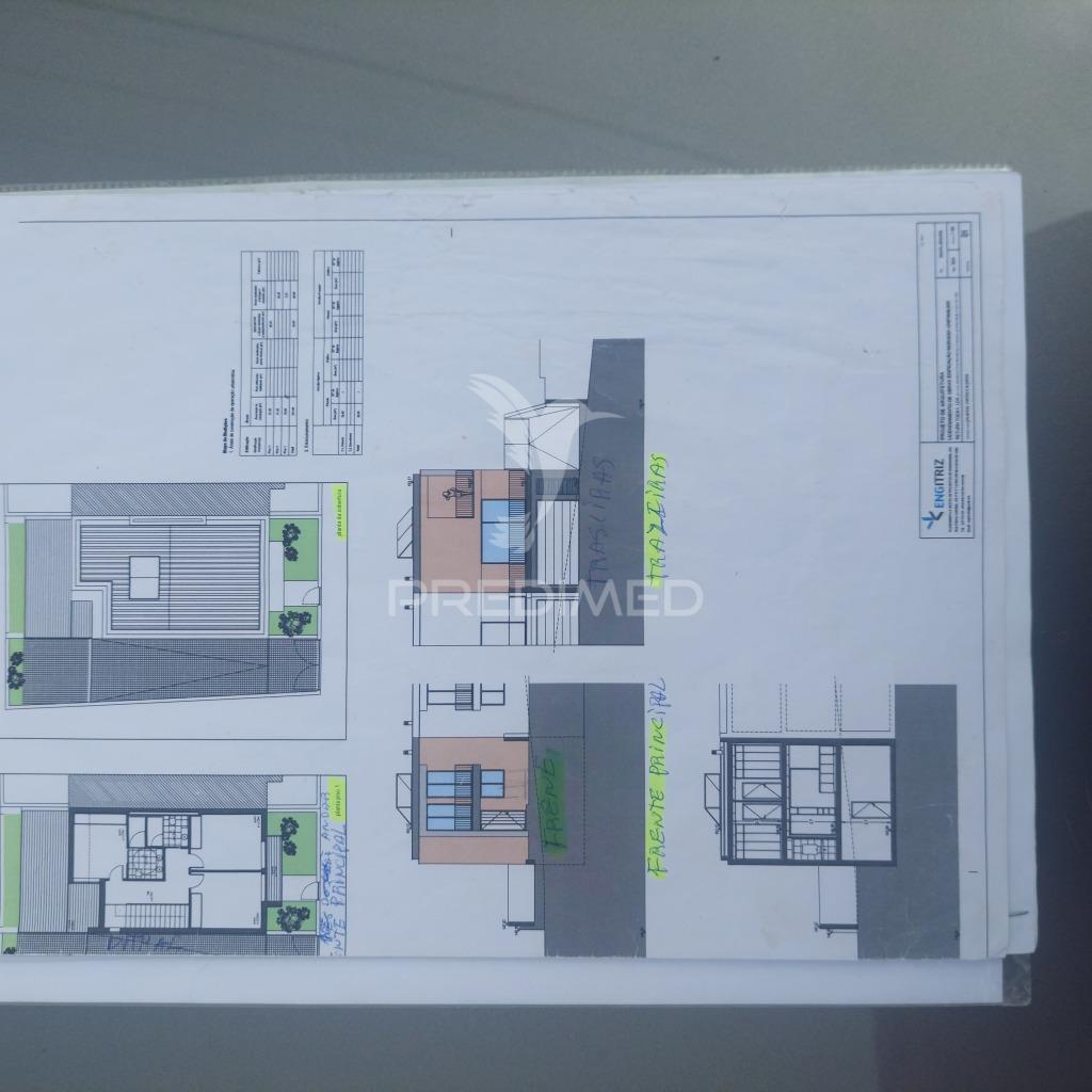 Moradia de tipologia t3 em canelas , vila nova de gaia