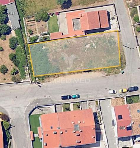 Moradia de tipologia t3 em canelas , vila nova de gaia