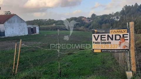 Terreno urbano com 3545 m² na zona de sesimbra / zambujal, incluindo armazém de 120 m² e viabilidade de construção até 138,18 m².