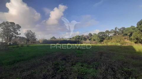 Terreno urbano com 3545 m² na zona de sesimbra / zambujal, incluindo armazém de 120 m² e viabilidade de construção até 138,18 m².