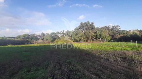 Terreno urbano com 3545 m² na zona de sesimbra / zambujal, incluindo armazém de 120 m² e viabilidade de construção até 138,18 m².