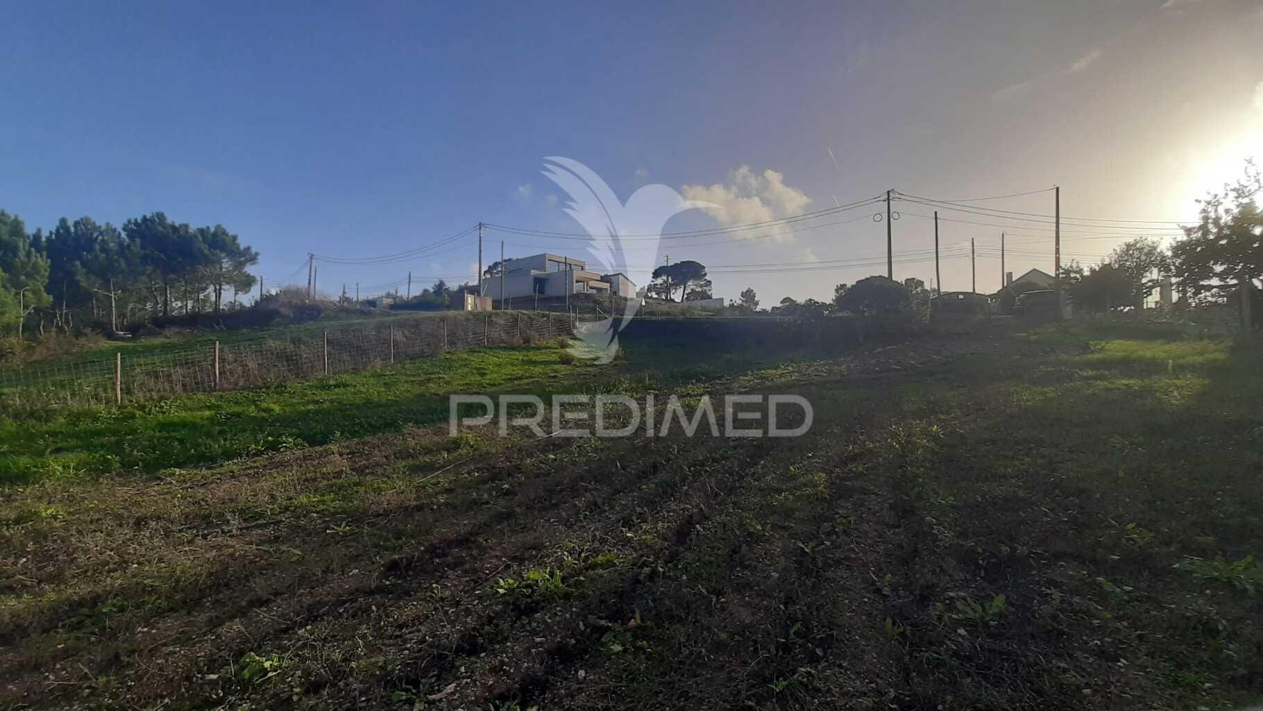 Terreno urbano com 3545 m² na zona de sesimbra / zambujal, incluindo armazém de 120 m² e viabilidade de construção até 138,18 m².