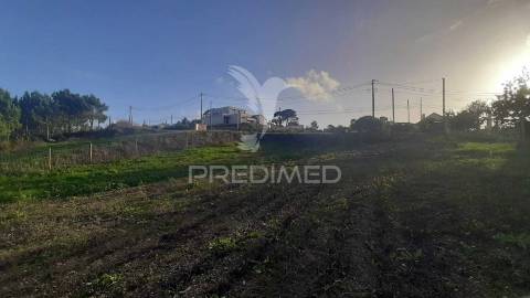 Terreno urbano com 3545 m² na zona de sesimbra / zambujal, incluindo armazém de 120 m² e viabilidade de construção até 138,18 m².