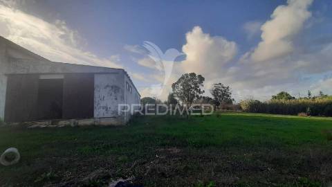 Terreno urbano com 3545 m² na zona de sesimbra / zambujal, incluindo armazém de 120 m² e viabilidade de construção até 138,18 m².