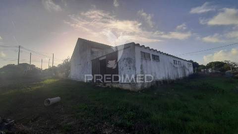 Terreno urbano com 3545 m² na zona de sesimbra / zambujal, incluindo armazém de 120 m² e viabilidade de construção até 138,18 m².